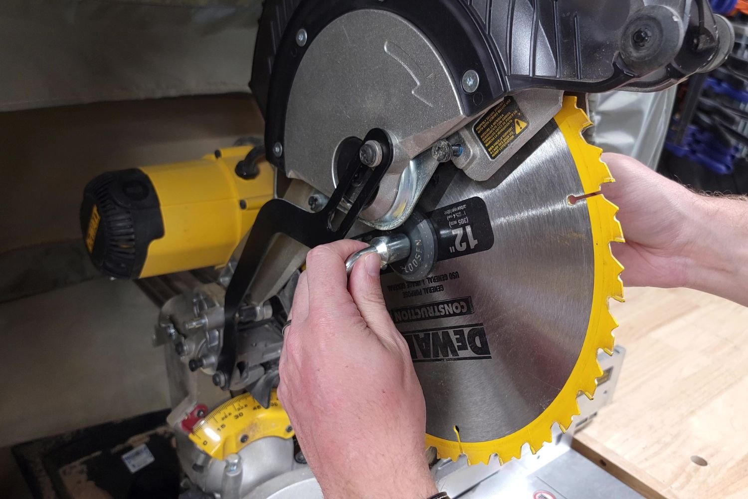 How many amps does miter saw use
